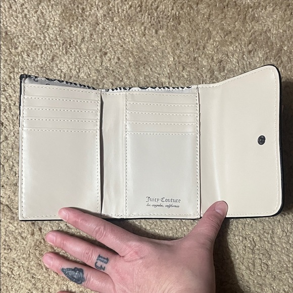 Juicy Couture Black Wallet with Heart Keychain - Picture 4 of 4